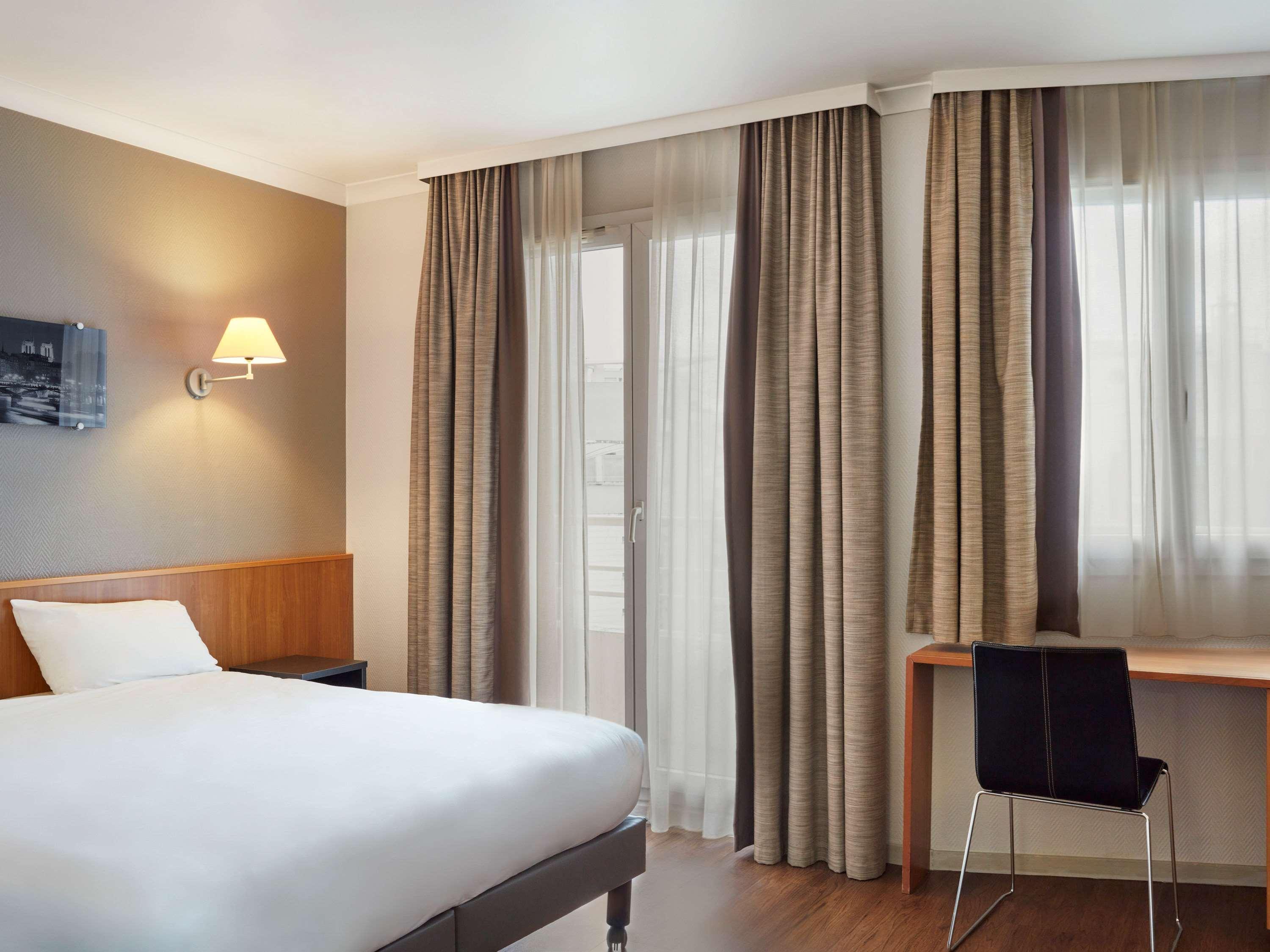 Aparthotel Adagio La Defense Le Parc Курбевуа Экстерьер фото
